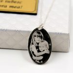colier-pandantiv-oval-argint-personalizat-gravura-poza