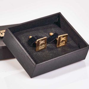 butoni-argint-placat-aur-personalizati-square-cadou
